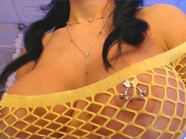 Tella_dream – webcam model profile photo Image 9