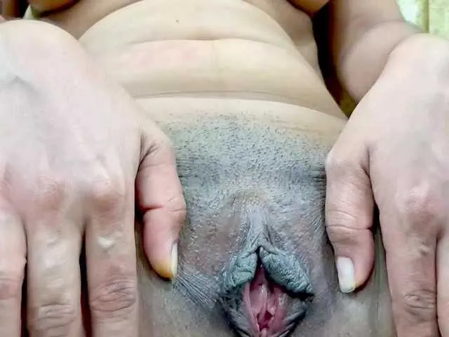 V-Hot-Sweti – webcam model profile photo Image 4