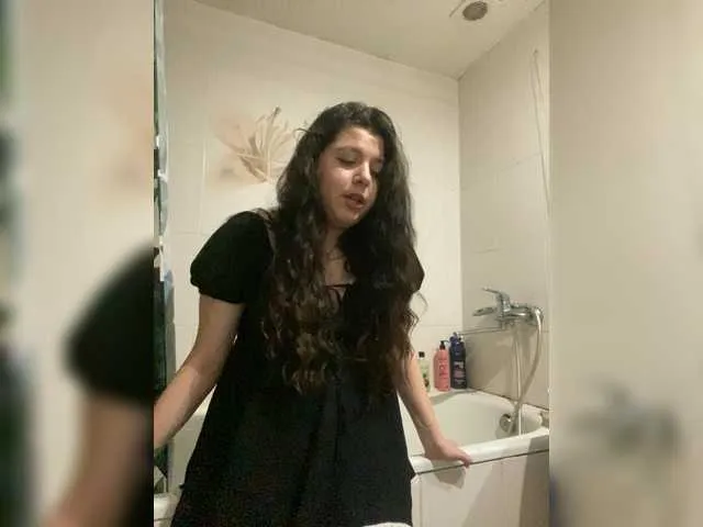 AishaHart – webcam model profile photo Image 9