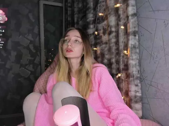 MiraKova – webcam model profile photo Image 3