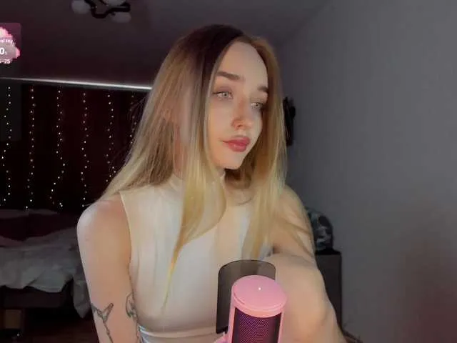 MiraKova – webcam model profile photo Image 4