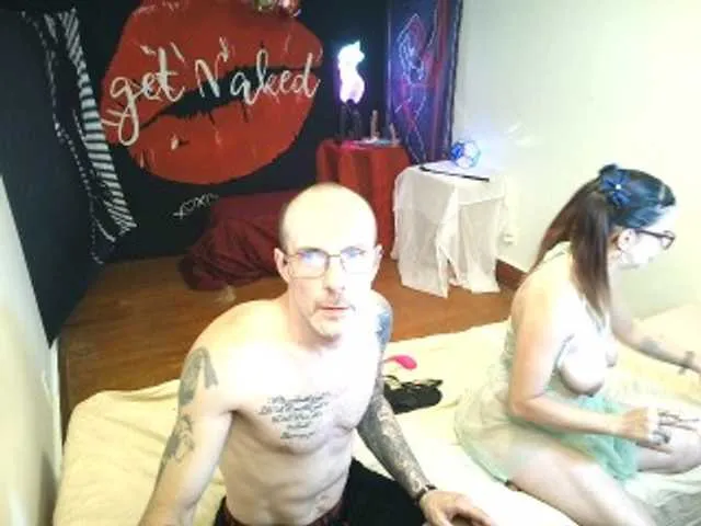 AmyLaurens – webcam model profile photo Image 3