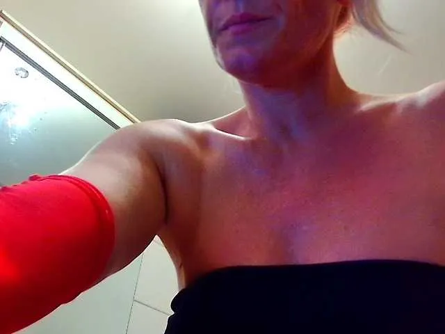 -SweetDi- – webcam model profile photo Image 3