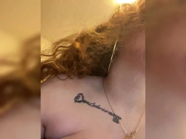 MollyBoston – webcam model profile photo Image 3