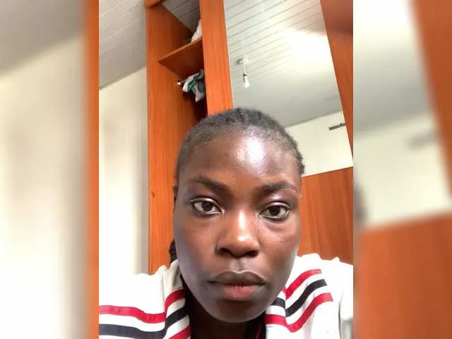 YasmienAtos – webcam model profile photo Image 8