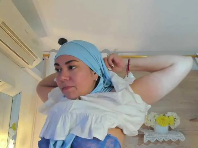 momo_room – webcam model profile photo Image 3