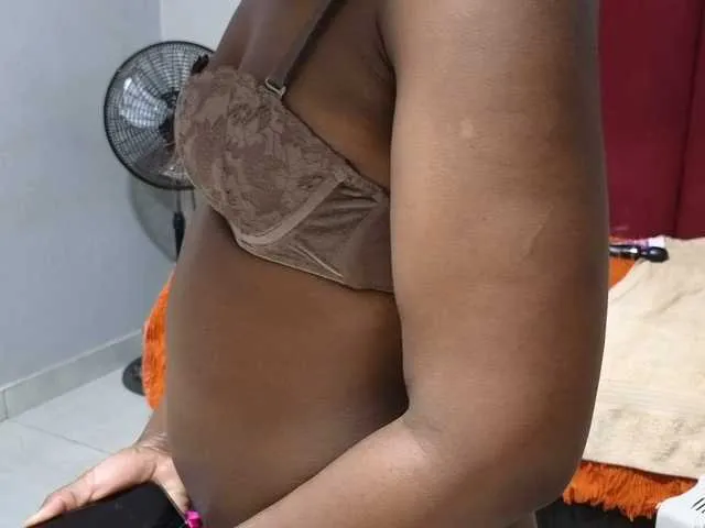 YasmienAtos – webcam model profile photo Image 9