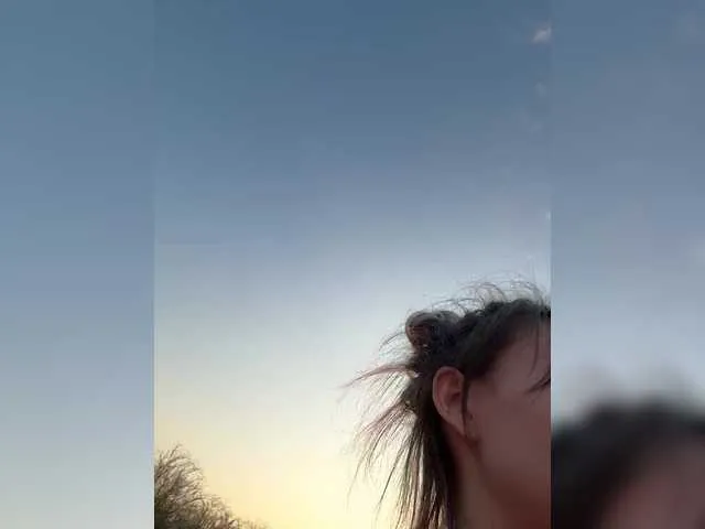 Mara – webcam model profile photo Image 9