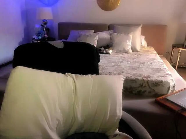 minusvibe – webcam model profile photo Image 13