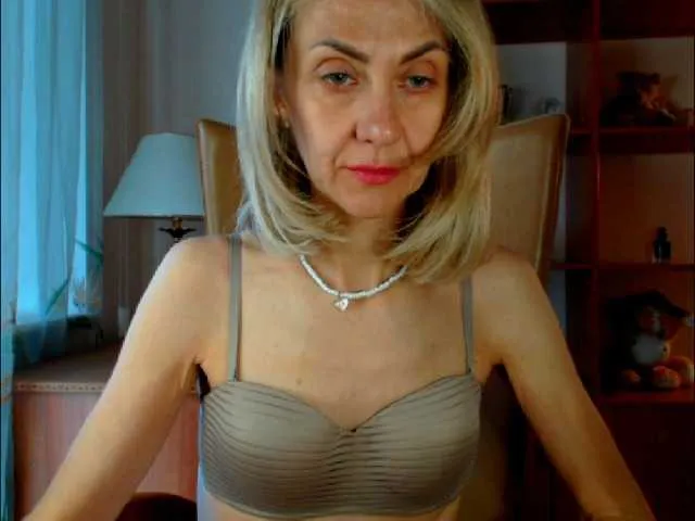 MiraKova – webcam model profile photo Image 13