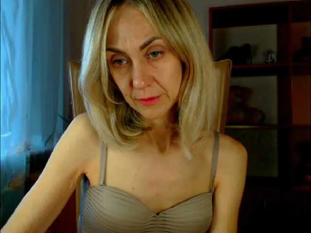 MiraKova – webcam model profile photo Image 17