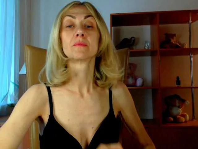 MiraKova – webcam model profile photo Image 8