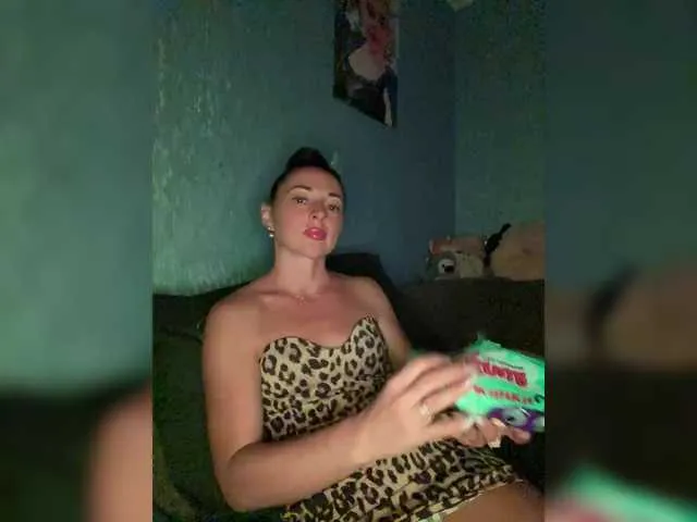 petiteluluxx – webcam model profile photo Image 2