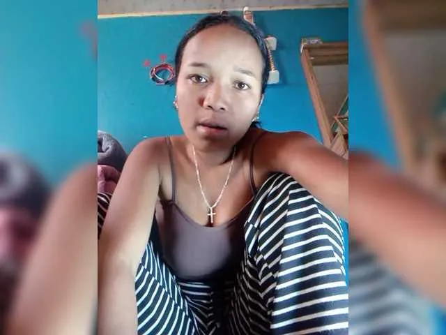 Yiyi-707 – webcam model profile photo Image 3