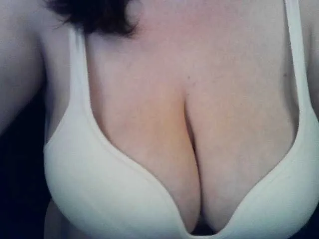 Ellidi – webcam model profile photo Image 5