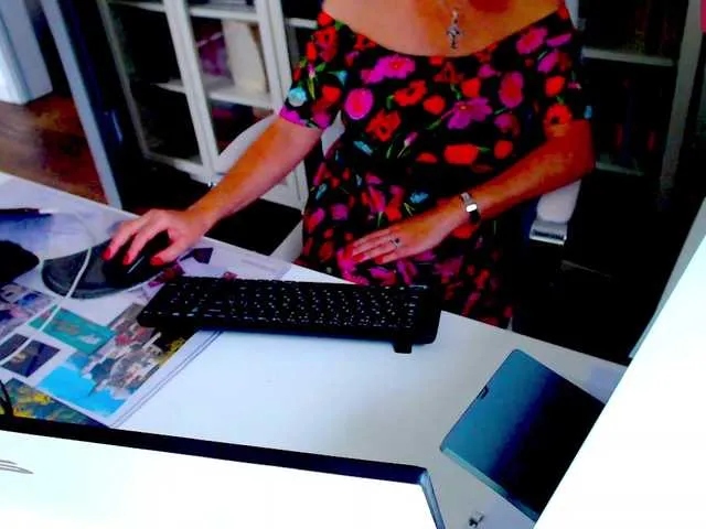 MiraKova – webcam model profile photo Image 12