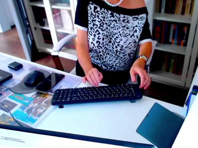 MiraKova – webcam model profile photo Image 15