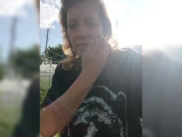 MartinaLeen – webcam model profile photo Image 14