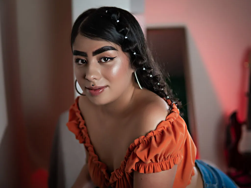 JuliieLopez's Thumb Image