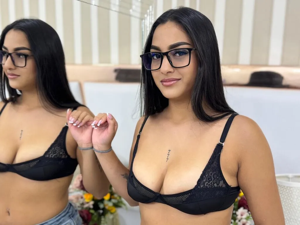 LucyHaddid – webcam model profile photo