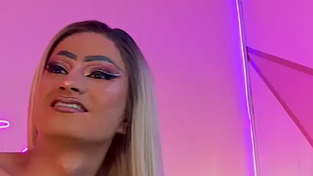 MiraKova – webcam model profile photo Image 10