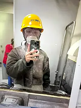 LaureMestler – webcam model profile photo Image 2