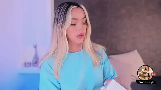 AdrianaAndrade – webcam model profile photo Image 17