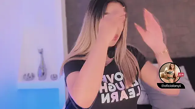 AdrianaAndrade – webcam model profile photo Image 2