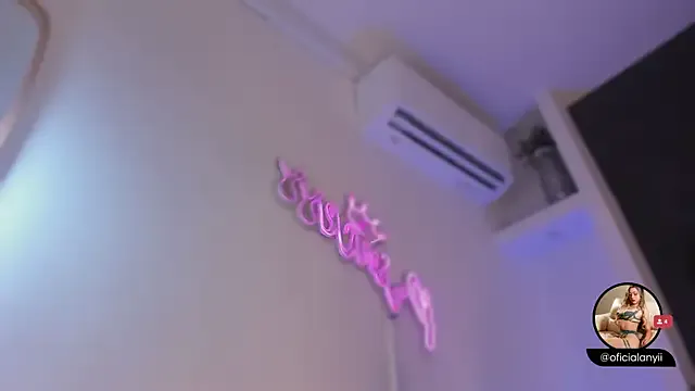 AdrianaAndrade – webcam model profile photo Image 8