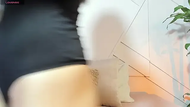 MiraKova – webcam model profile photo Image 13