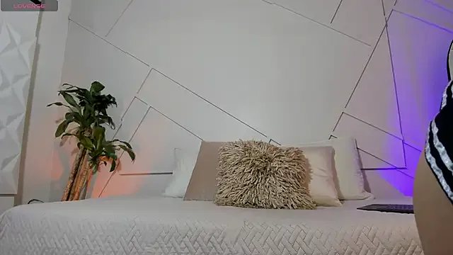 MiraKova – webcam model profile photo Image 9