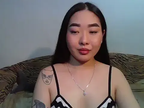 AdelinaLuuna – webcam model profile photo Image 13
