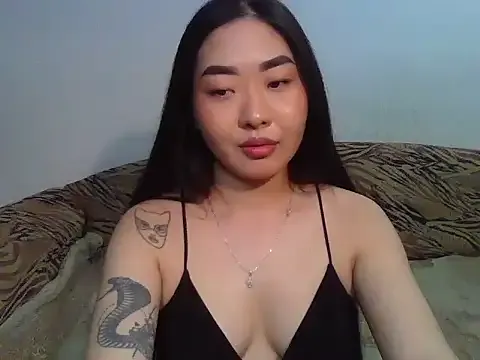 AdelinaLuuna – webcam model profile photo Image 2