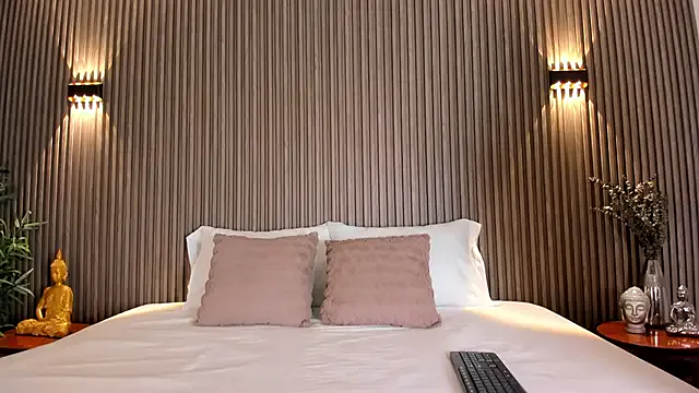 LT-333 – webcam model profile photo Image 12