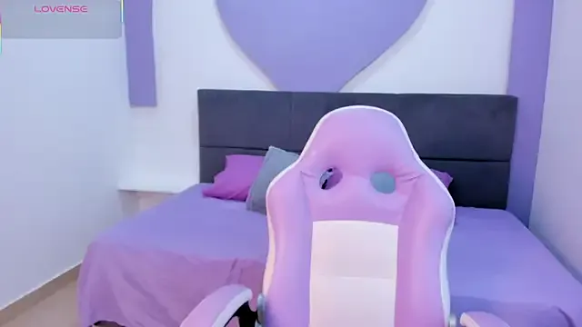 MiraKova – webcam model profile photo Image 19