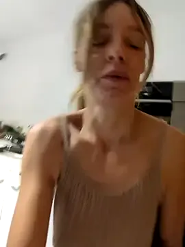 zizi_public – webcam model profile photo Image 2