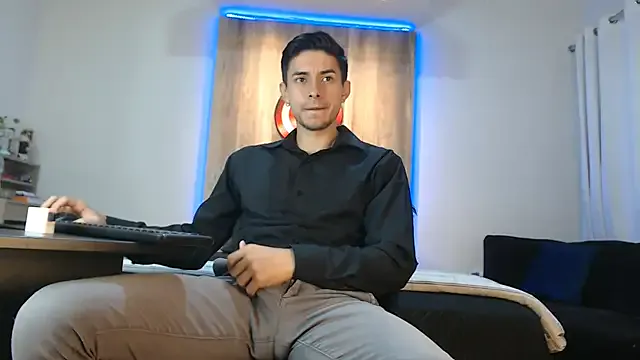 AdrianaAndrade – webcam model profile photo Image 4