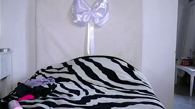 AdelinaLuuna – webcam model profile photo Image 7