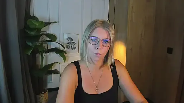 AdelinaLuuna – webcam model profile photo Image 13