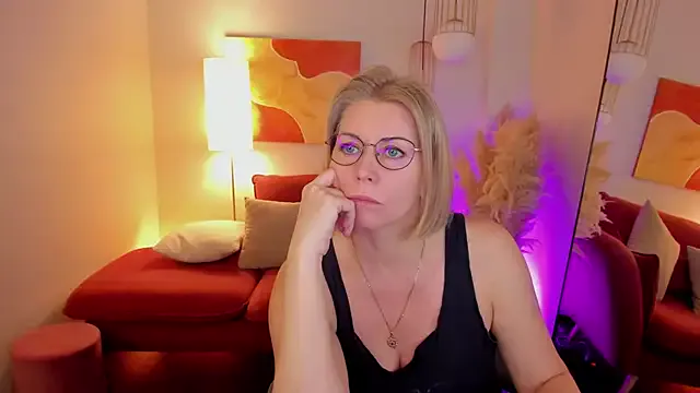 AdelinaLuuna – webcam model profile photo Image 2