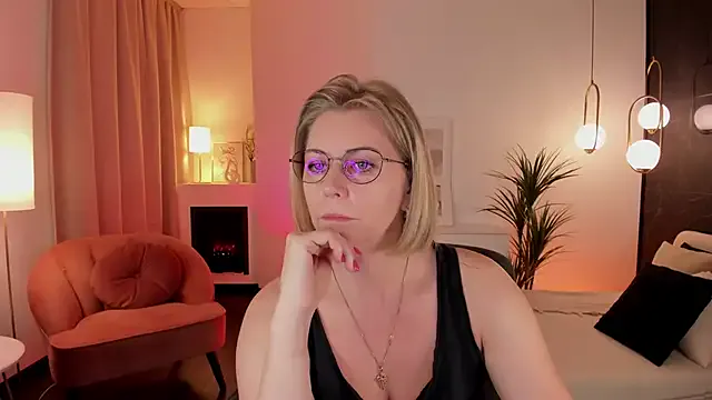 AdelinaLuuna – webcam model profile photo Image 3