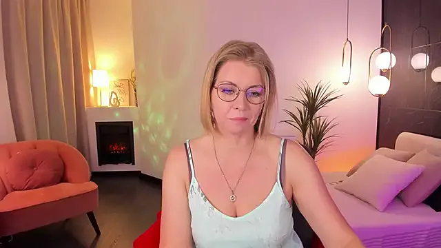 AdelinaLuuna – webcam model profile photo Image 7