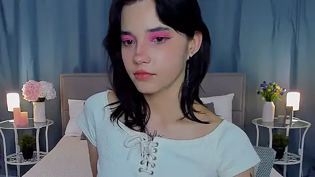 avolood – webcam model profile photo Image 11