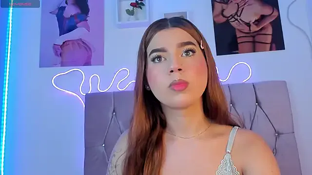 MiraKova – webcam model profile photo Image 12