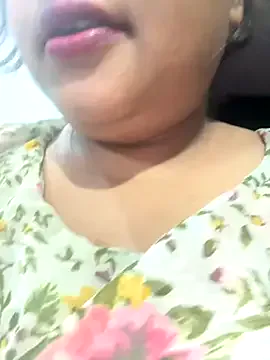 LaraCharm – webcam model profile photo Image 14