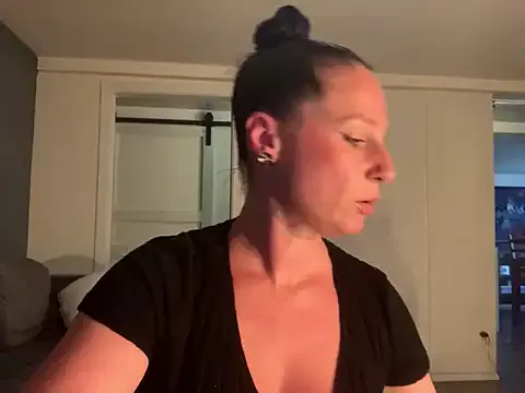 YasmienAtos – webcam model profile photo Image 4