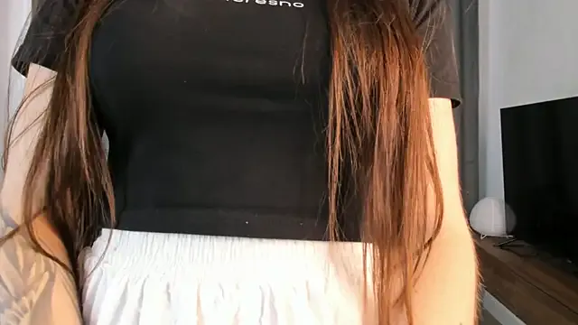 MiraKova – webcam model profile photo Image 2