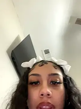 AdrennaLynee – webcam model profile photo Image 3