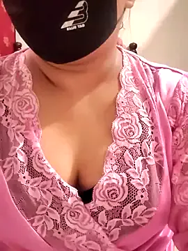 AlyMavi – webcam model profile photo Image 3