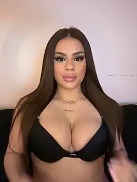 Carine – webcam model profile photo Image 2